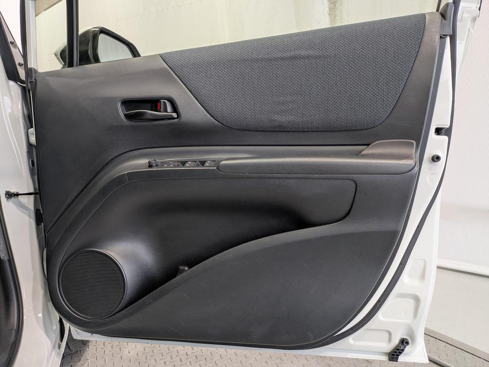 運転席ドア内張はご覧の通り。ドアポケットの収納もバッチリです