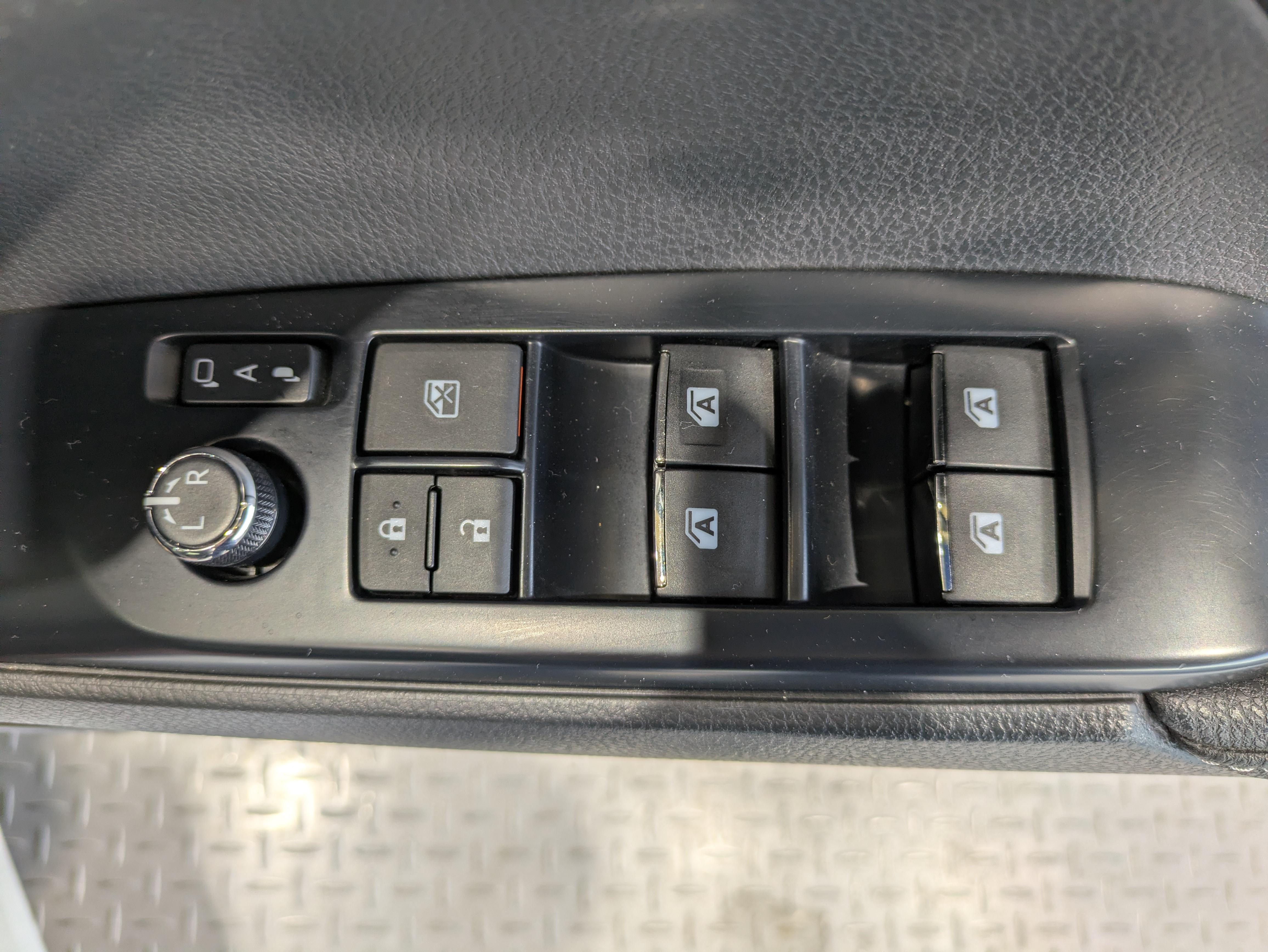 パワーウィンドウのスイッチですよ。　運転席に居ながら窓を開け閉めのコントロールできますよ。　ロック機能で、子供がイタズラして窓を開けるという事も無くなりますよ。