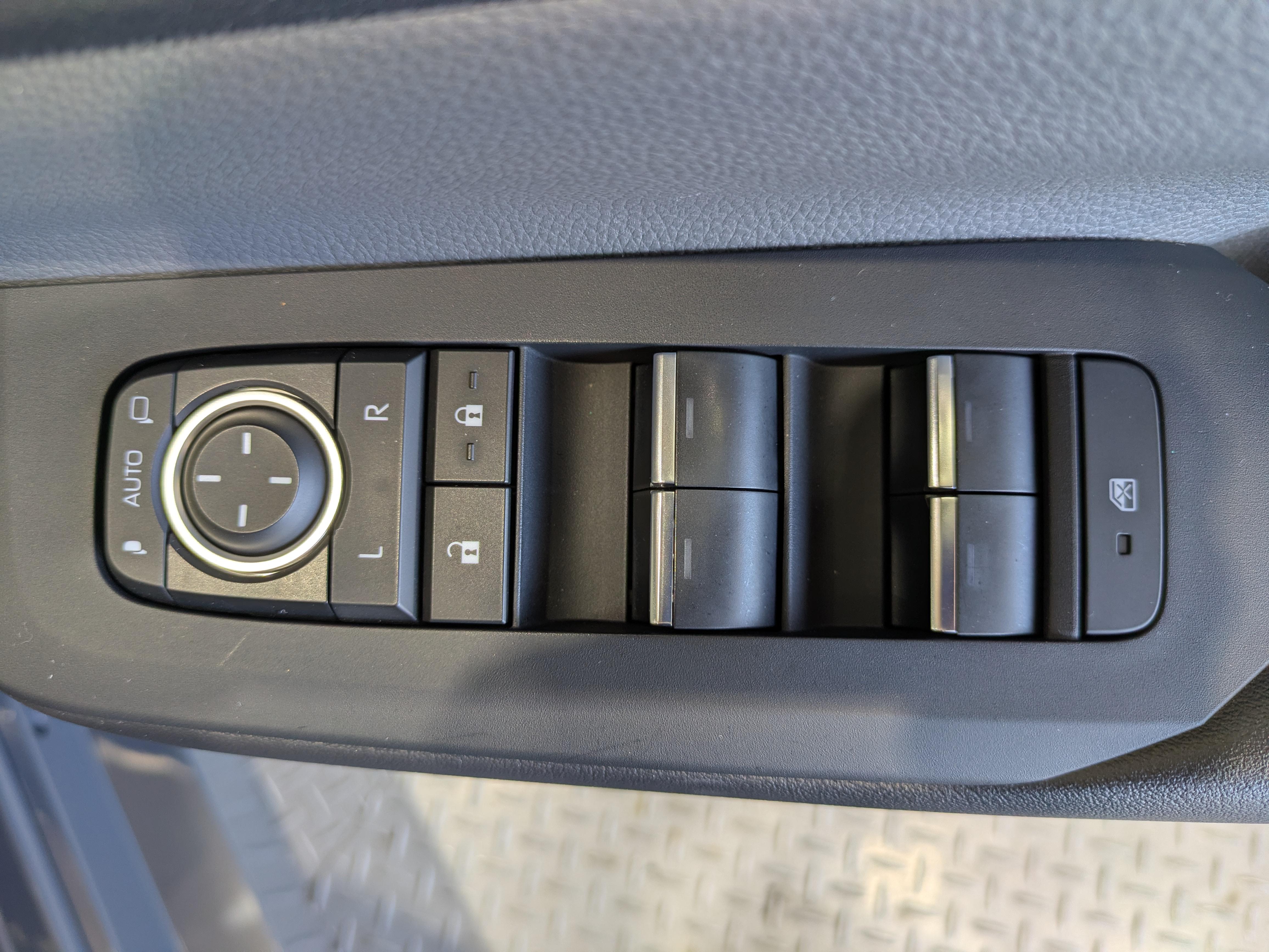 パワーウィンドウのスイッチですよ。　運転席に居ながら窓を開け閉めのコントロールできますよ。　ロック機能で、子供がイタズラして窓を開けるという事も無くなりますよ。